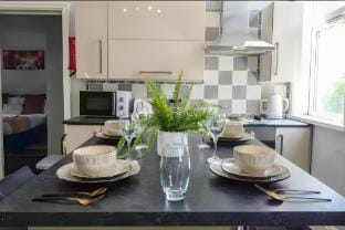 Cosy 3BR w/ Smart TV & Parking near Utilita Arena Apartment in Birmingham