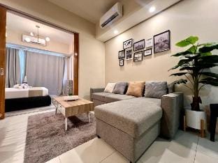 BaseLine Premier 1-Bedroom 17th. Internet/Netflix Apartment in Cebu City