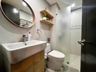 BaseLine Premier 1-Bedroom 17th. Internet/Netflix Apartment in Cebu City