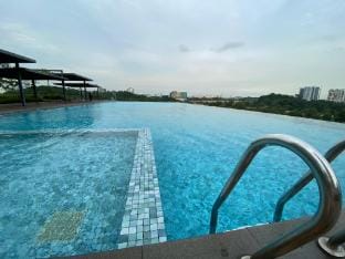 Sunset Lakeview Junior Suite Netflix Pool Gym Wifi Apartment in Selangor, Malaysia