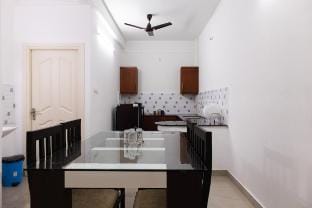 Stay Above by Alchemy Homes A02, Edappally - 2BHK Vacation rental in Kochi
