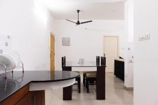 Stay Above by Alchemy Homes A02, Edappally - 2BHK Vacation rental in Kochi