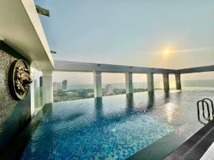 Empire Tower Suite - Luxe 1BR near the Beach Apartment in Pattaya City