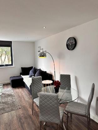 One-bed Luxury Apartment B11SA by LiveComfortably Vacation rental in Birmingham