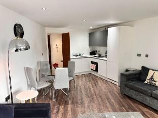 One-bed Luxury Apartment B11SA by LiveComfortably Vacation rental in Birmingham