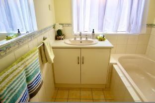 Lakeside Getaway - 4BR | Jetty, Wi-Fi, Waterfront Vacation rental in Encounter Bay