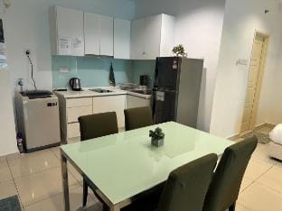 Mansion One Seaview Studio/ 1~4pax/ Gurney Vacation rental in George Town
