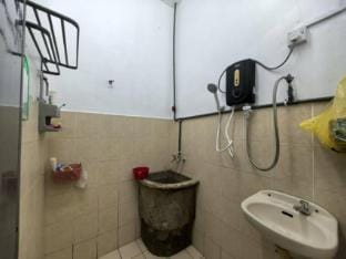 Queen Bed Share Bathroom Budget Room Vacation rental in Penang