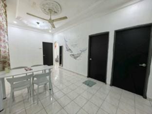 Queen Bed Share Bathroom Budget Room Vacation rental in Penang