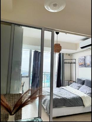 Cozy 1BR Condo | Near SM Bicutan w/ Netflix Vacation rental in Paranaque