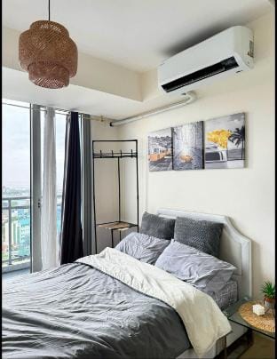 Cozy 1BR Condo | Near SM Bicutan w/ Netflix Vacation rental in Paranaque