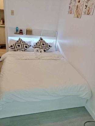 Penthouse Santorini Azure Staycation Vacation rental in Pasay