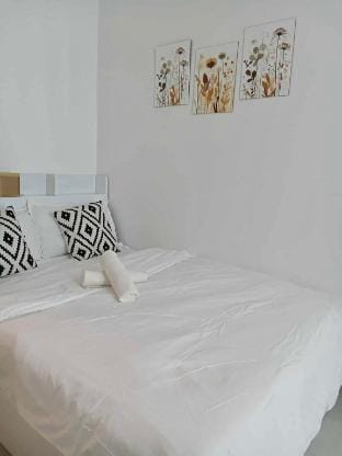 Penthouse Santorini Azure Staycation Vacation rental in Pasay