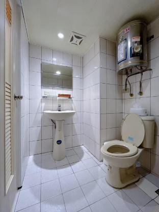 Wuchang Street《西門町｜雙人房｜捷運6號出口步行8分鐘》8-10[僅限國外旅客入住] Vacation rental in Taipei City