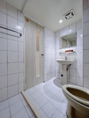 Wuchang Street《西門町｜雙人房｜捷運6號出口步行8分鐘》8-10[僅限國外旅客入住] Vacation rental in Taipei City