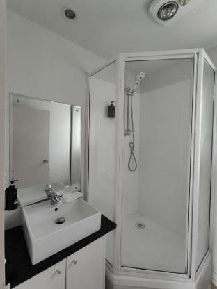 Four double and 2 Sofa Beds in 2 bedrooms Chalet B Vacation rental in Auckland