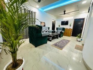 The Giri Nandani Stays Apartment in Agra