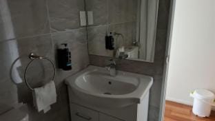 One Double, 2 single, 2 Sofa Beds Studio, Suite 4 Apartment in Auckland