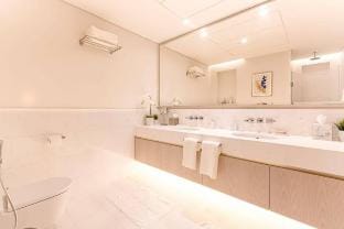 Sky-High Elegant Suite at Palm Tower Vacation rental in Dubai