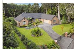 Serene Whangarei  lifestyle luxurious modern home  with  trees and Garden Views Vacation rental in Whangārei