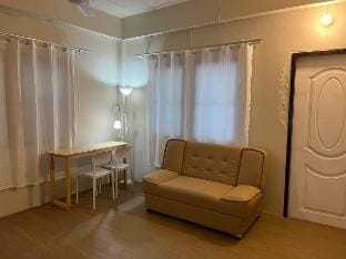 Two-story house @MRT Sirindhorn, huge outdoor area Vacation rental in Bangkok