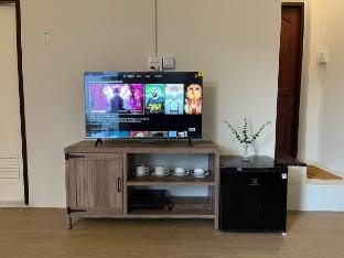Two-story house @MRT Sirindhorn, huge outdoor area Vacation rental in Bangkok