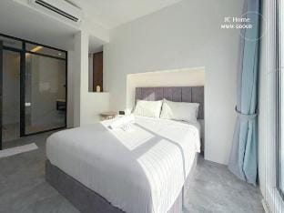 Room 5 | Walks to Pelangi Plaza Vacation rental in Johor Bahru