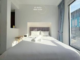 Room 5 | Walks to Pelangi Plaza Vacation rental in Johor Bahru