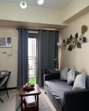 Condo Rentals near NAIA |View & Pool| Petfriendly Apartment in Pasay