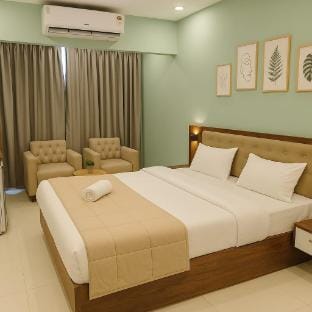 Pool Side Studio | 500 m to Beach, Pubs & Casino's Apartment in Candolim