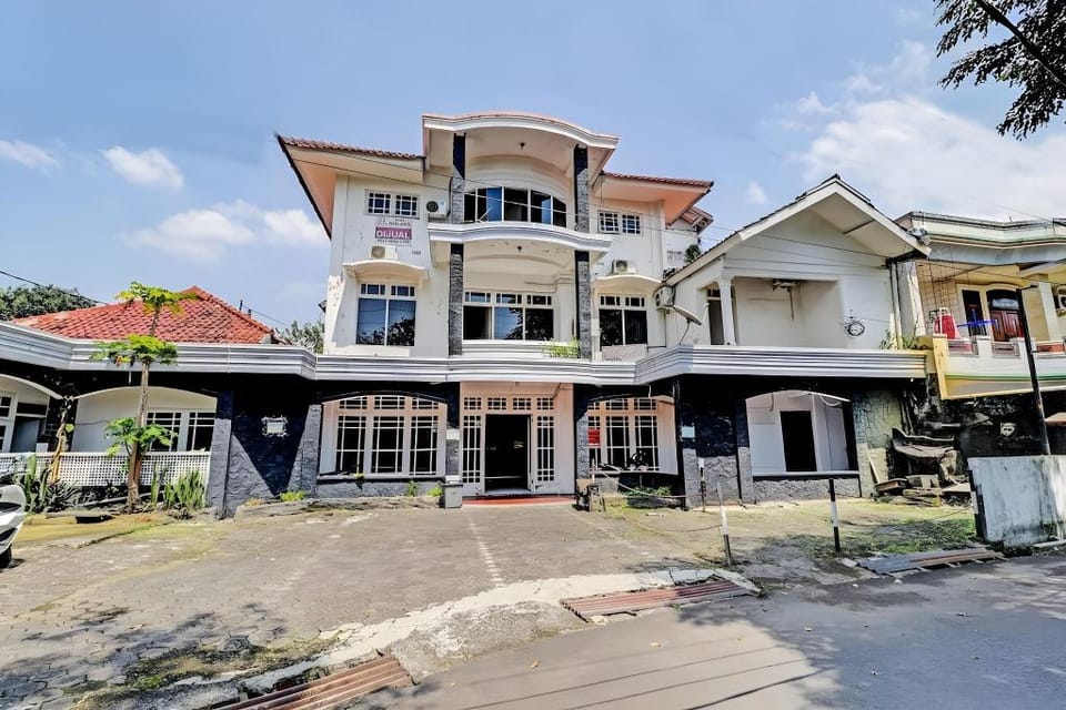 RedDoorz near Metro Bandung Hotel in Bandung
