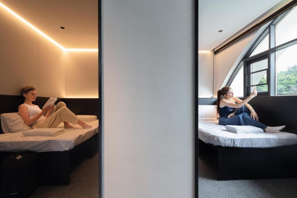 Guangzhou Desti Youth Hostel - Rainbow Bridge Metro Station-24H Reception&English Service& Cafe& Bar& Luggage Storage& Large Public Area Hostel in Guangzhou