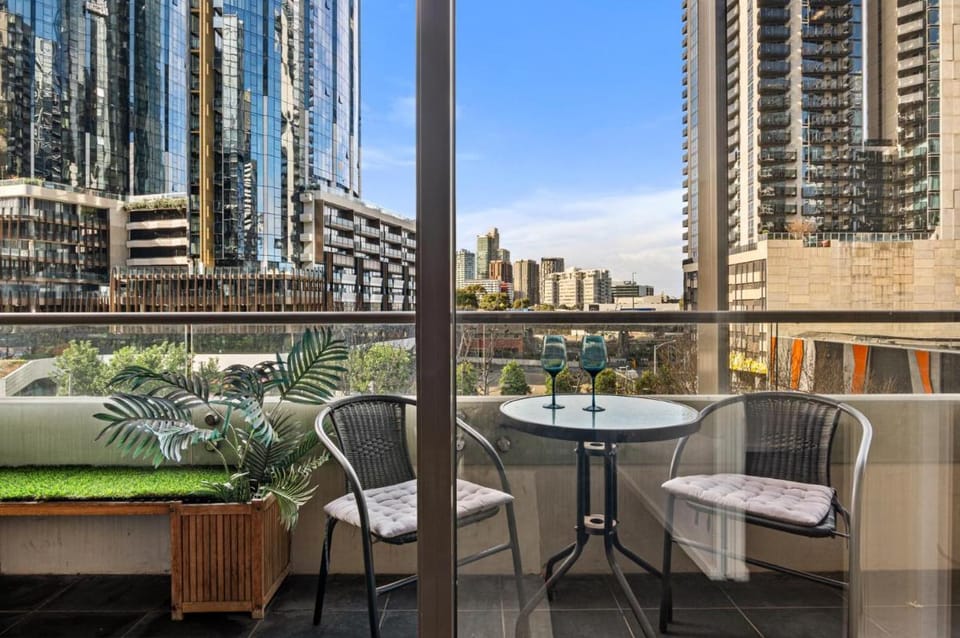Stylish Southbank 2-Bed Flat w Balcony & Parking Apartment in Southbank