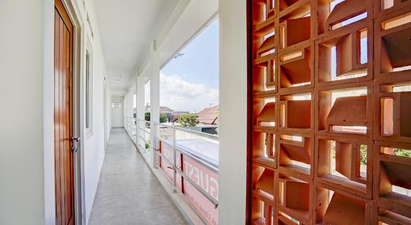 OYO Madani Guest House Syariah Hotel in East Java