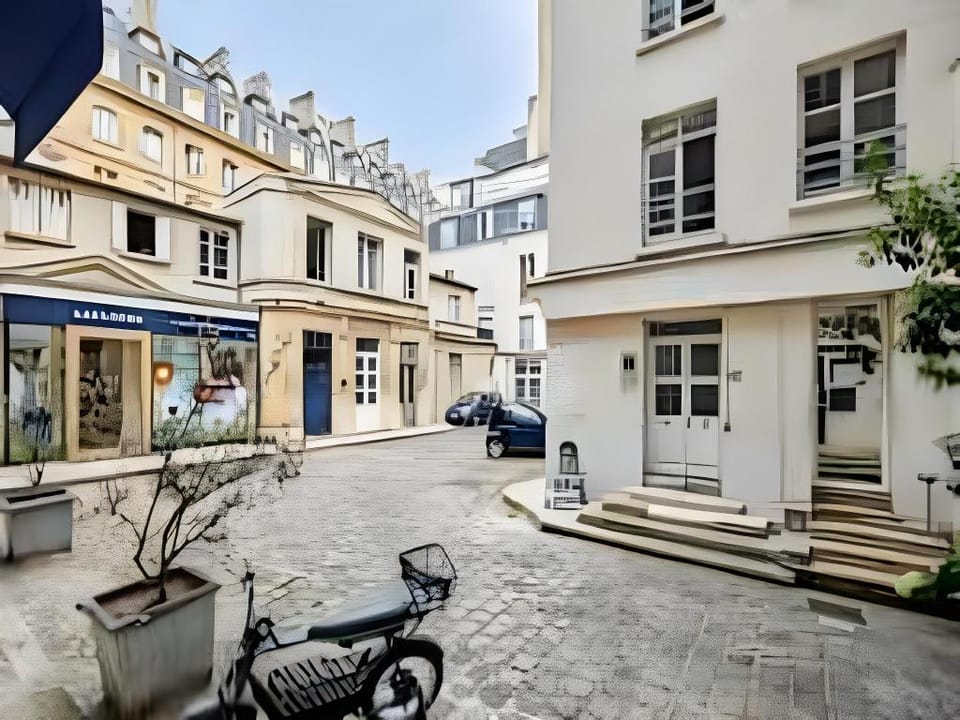 Modern Studio-Faubourg Saint-Honore Apartment in Paris