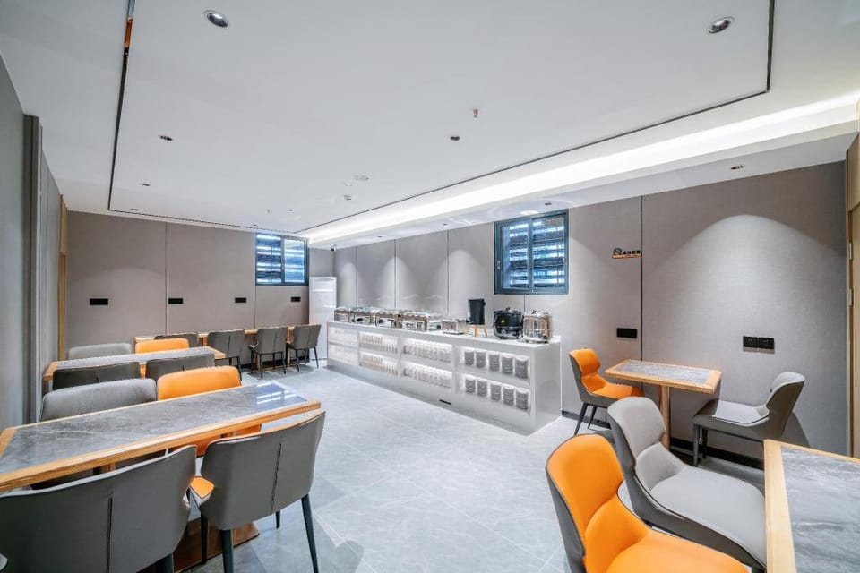 Yimi Collection Hotel (Guangzhou Rainbow Bridge Chenjiaci Subway Station Branch) 逸米精选酒店（广州彩虹桥陈家祠地铁站店 Hotel in Guangzhou
