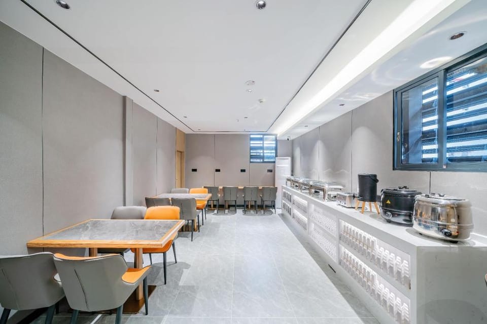 Yimi Collection Hotel (Guangzhou Rainbow Bridge Chenjiaci Subway Station Branch) 逸米精选酒店（广州彩虹桥陈家祠地铁站店 Hotel in Guangzhou