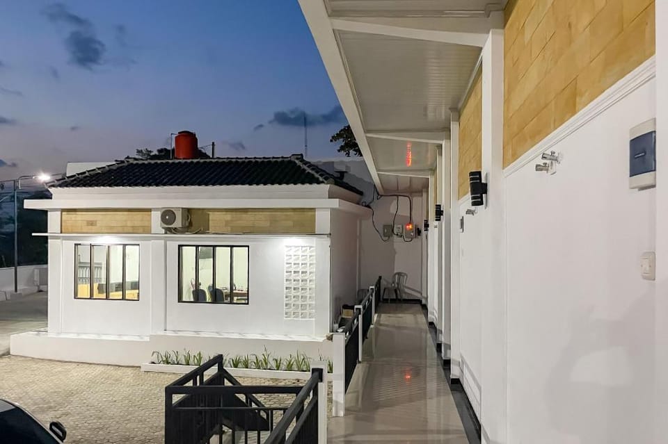 RedDoorz Plus near Alun Alun Majalengka Hotel in West Java