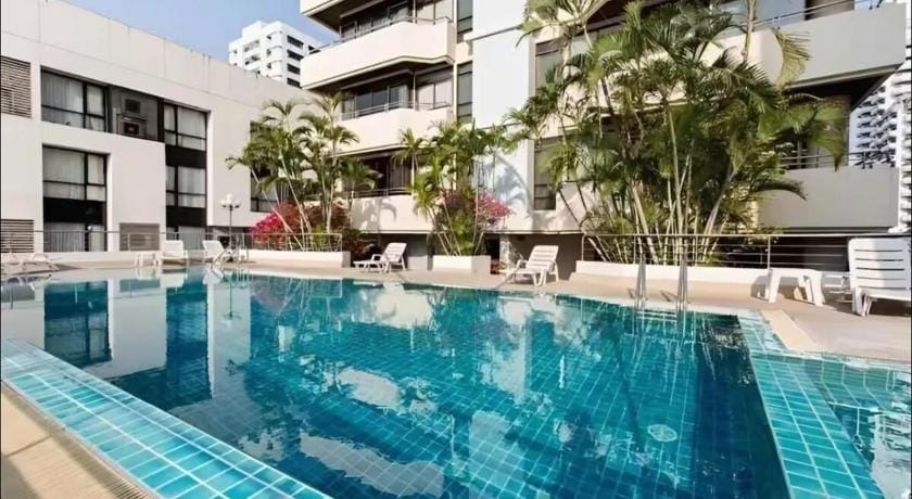 Prime Location 1BR  Sofa Bed 150m to Nana BTS Hotel in Bangkok