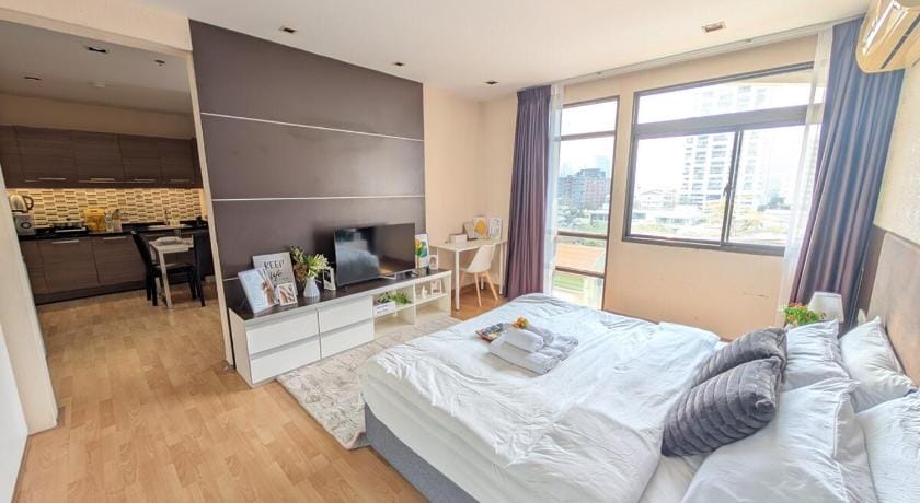 Prime Location 1BR  Sofa Bed 150m to Nana BTS Hotel in Bangkok
