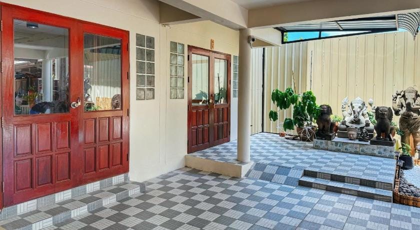 Baan Inta Hostel - บ้านอินตาโฮสเทล Bed and Breakfast in Laos