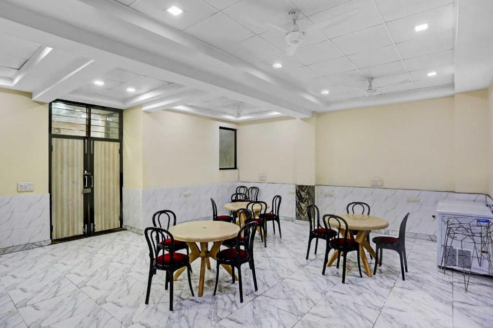 Collection O Shalimar Bagh Metro Station Formerly Devisa Residency Hotel in Delhi