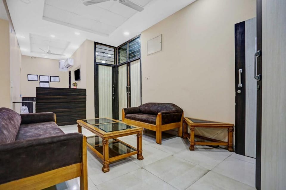 Collection O Shalimar Bagh Metro Station Formerly Devisa Residency Hotel in Delhi