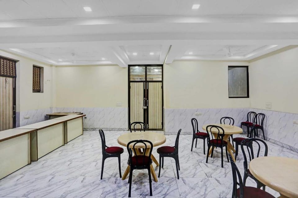 Collection O Shalimar Bagh Metro Station Formerly Devisa Residency Hotel in Delhi