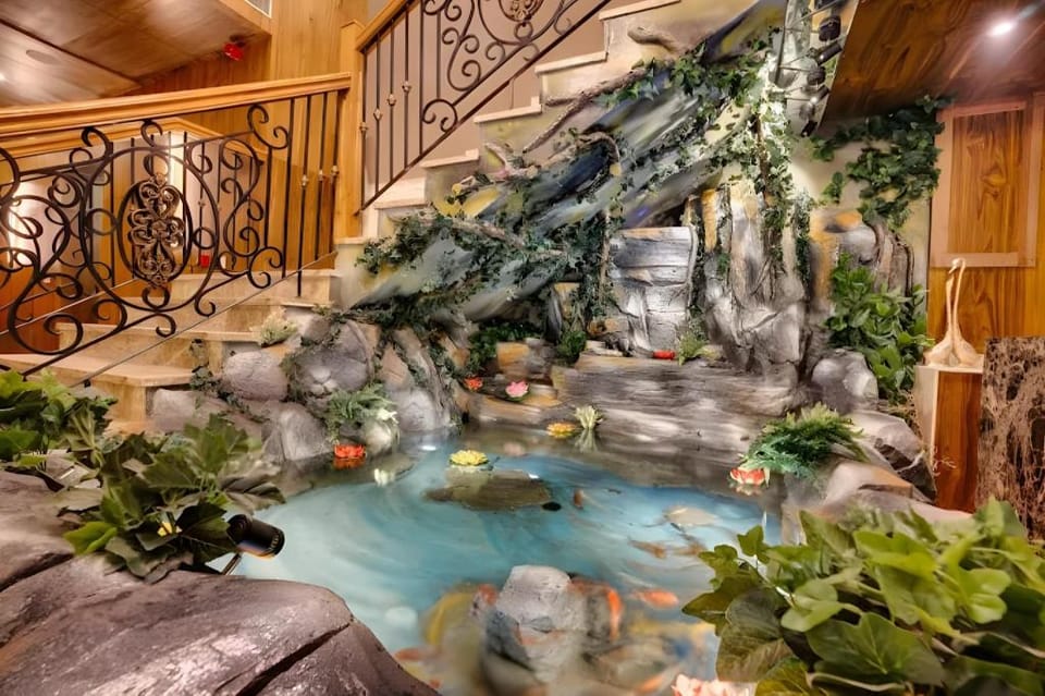 Hotel Meerz Srinagar, 8 km from Dal Lake Hotel in India