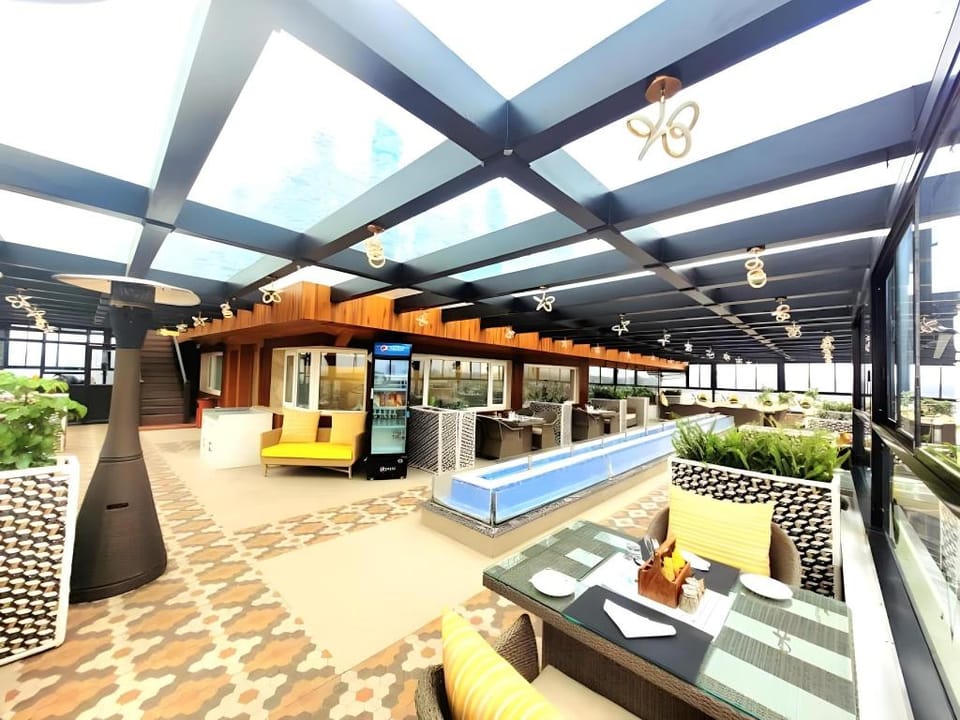 Hotel Meerz Srinagar, 8 km from Dal Lake Hotel in India