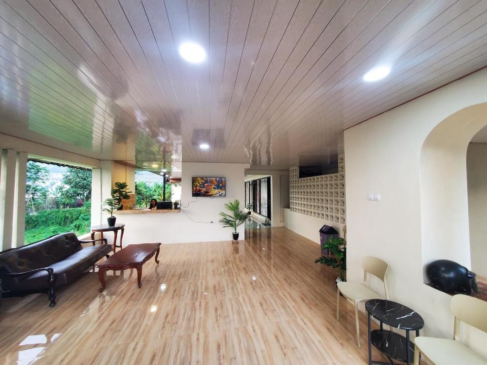 Dream House Traveller Hotel in Cisarua