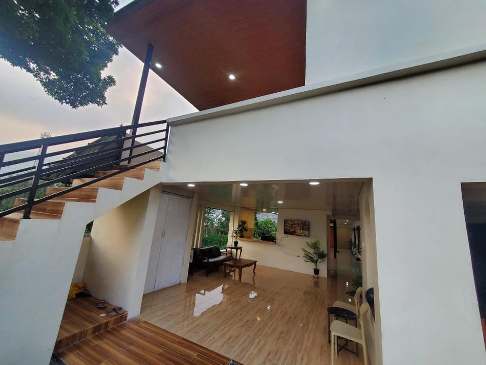 Dream House Traveller Hotel in Cisarua