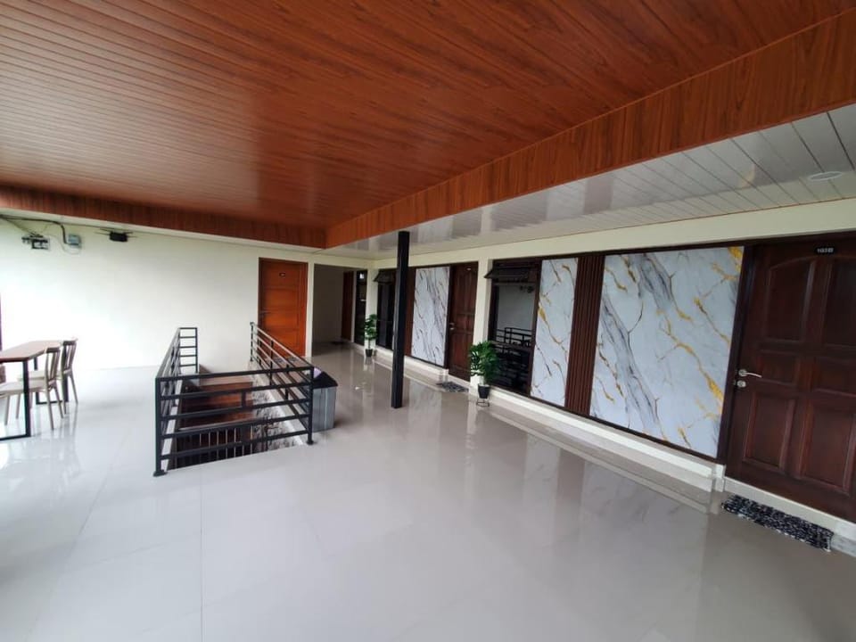 Dream House Traveller Hotel in Cisarua