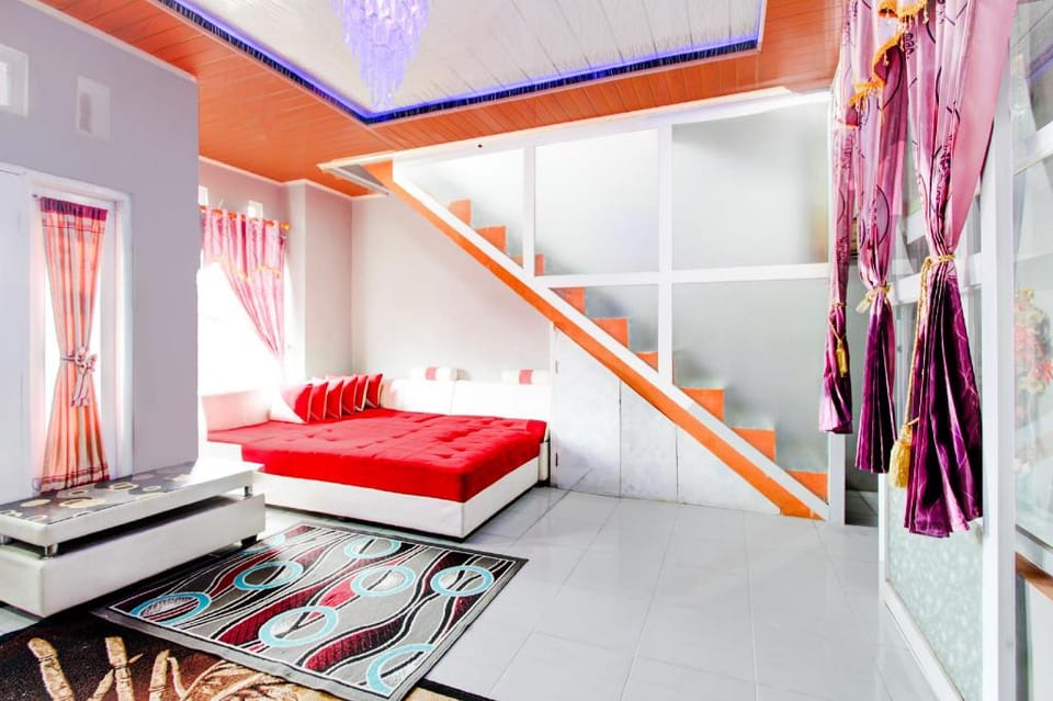 OYO 94702 Putra Family Homestay Sikunir Hotel in Indonesia